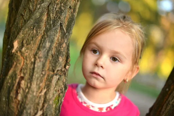 Kislány a parkban. — Stock Fotó