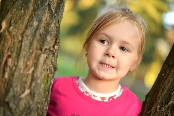 Kleines Mädchen im Park — Stockfoto