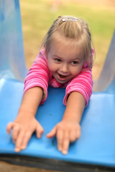 Attraente bambina su attrezzature parco giochi all'aperto — Foto Stock