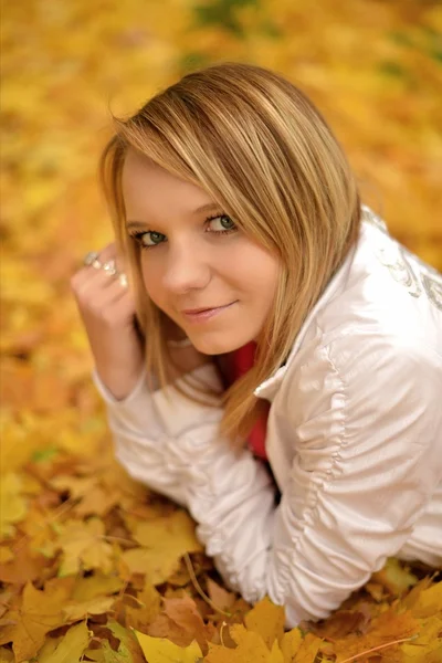 Junge Frau mit Herbstblättern — Stockfoto