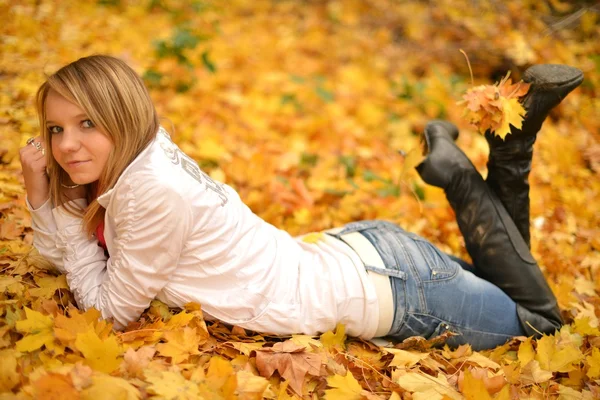 Junge Frau mit Herbstblättern — Stockfoto