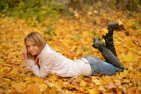 Wanita muda dengan daun musim gugur — Stok Foto