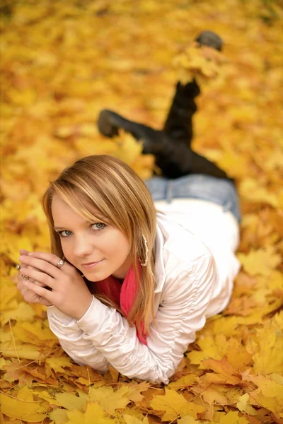 Giovane donna con foglie d'autunno — Foto Stock