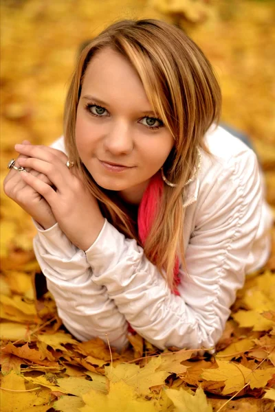 Молода жінка з осіннім листям — стокове фото