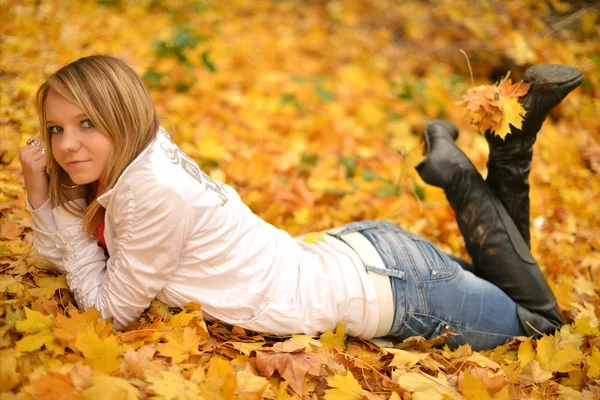 有秋叶的年轻女子 — 图库照片