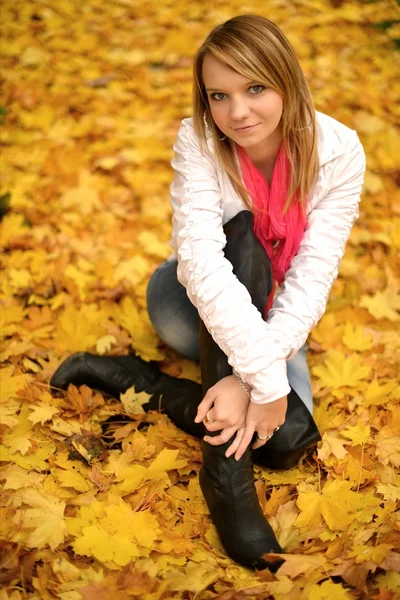Wanita muda dengan daun musim gugur — Stok Foto
