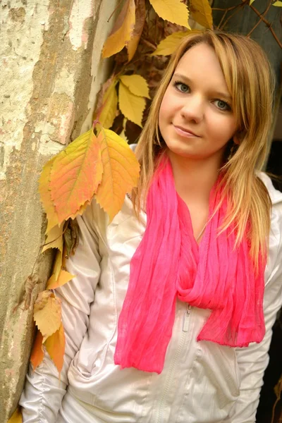 Junge Frau mit Herbstblättern — Stockfoto