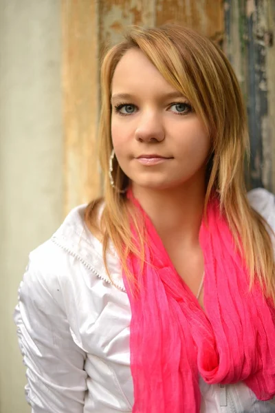 Junge Frau mit Herbstblättern — Stockfoto