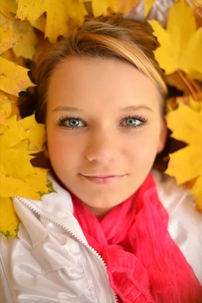 Junge Frau mit Herbstblättern — Stockfoto