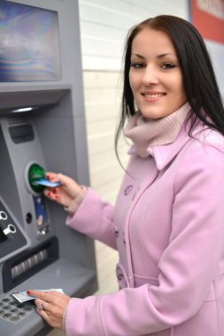 ATM 'de kredi kartından para çeken bir kadın..