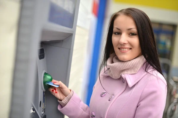 Femme retirant de l'argent de la carte de crédit au guichet automatique. — Photo