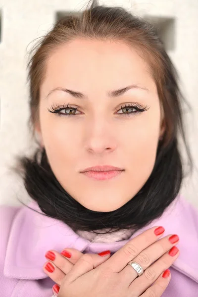 Herfst vrouw portret in stad — Stockfoto