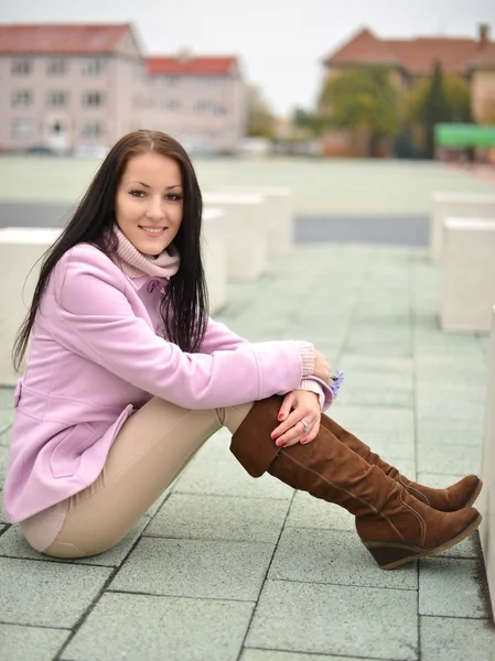 Herfst vrouw portret in stad — Stockfoto