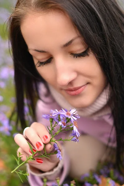 Słodkie młoda kobieta z kwiatami — Zdjęcie stockowe