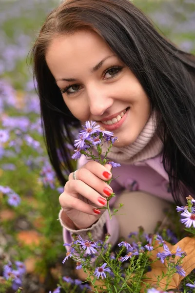 花とかわいい若い女性 — ストック写真