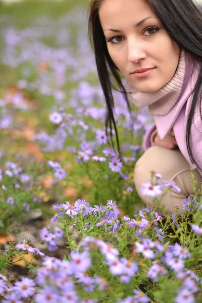 Χαριτωμένο νεαρή γυναίκα με λουλούδια — Φωτογραφία Αρχείου