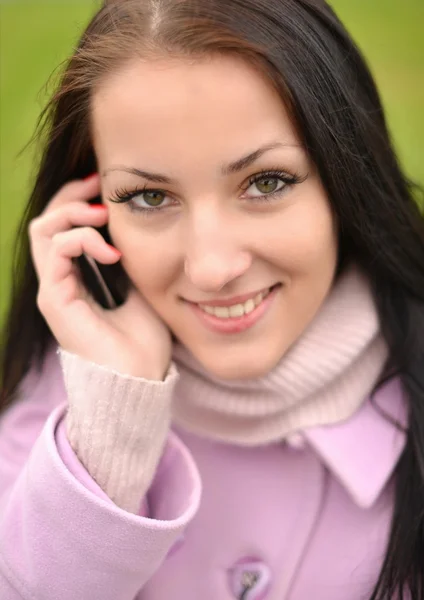 Hermosa mujer joven con teléfono celular en la ciudad. Primer plano, copyspace . —  Fotos de Stock