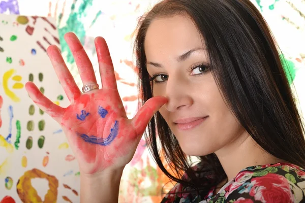 Mooie vrouw schilderij met een penseel — Stockfoto