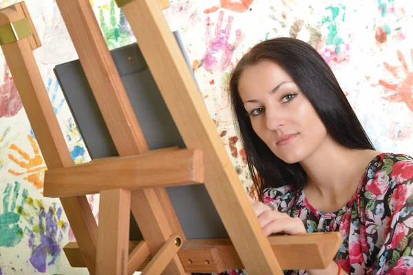 Красивая женщина рисует кисточкой — стоковое фото