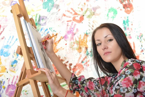Красивая женщина рисует кисточкой — стоковое фото