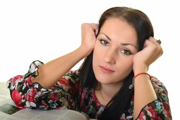 Joven mujer sosteniendo un libro abierto. Mujer leyendo . —  Fotos de Stock