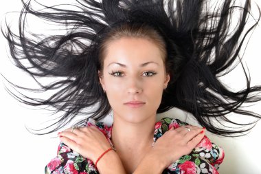 kadın güzellik uzun siyah saçlı - stüdyoda poz