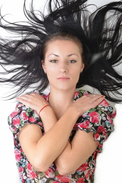 Vrouw met schoonheid lange zwarte haren - poseren in studio — Stockfoto