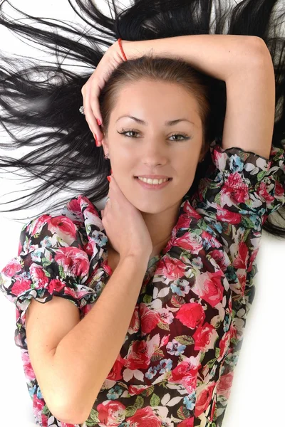 Mulher com beleza cabelo preto longo posando no estúdio — Fotografia de Stock