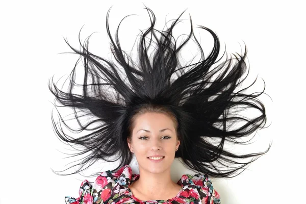 Frau mit schönen langen schwarzen Haaren - posiert im Studio — Stockfoto