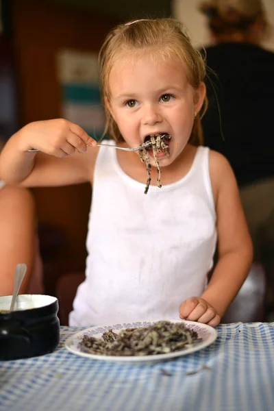 Bambina che mangia a tavola — Foto Stock
