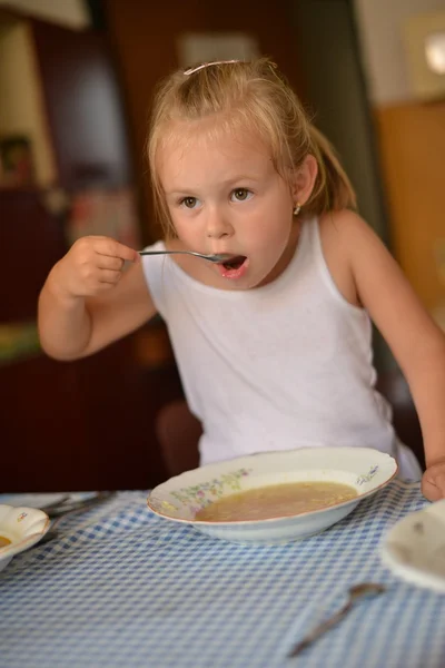 Gadis kecil makan di meja — Stok Foto