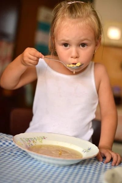 Gadis kecil makan di meja — Stok Foto