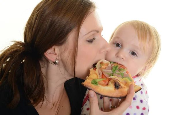 Genç anne ve küçük kızı pizza yiyor ve eğleniyorlar. — Stok fotoğraf