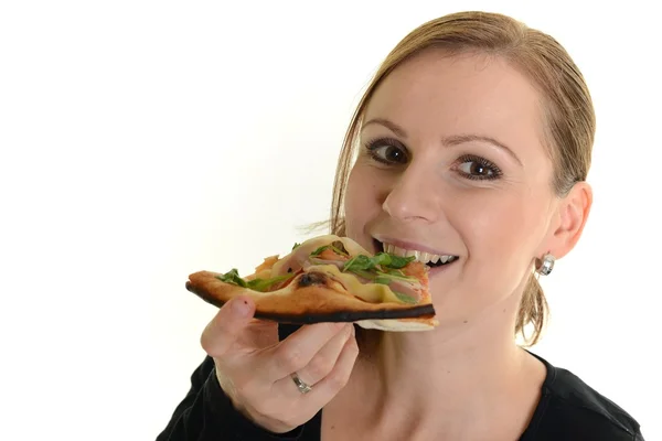 Portret van een jonge vrouw een pizza eten op een witte achtergrond — Stockfoto