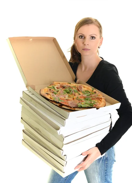 Porträt einer jungen Frau, die vor weißem Hintergrund eine Pizza isst — Stockfoto