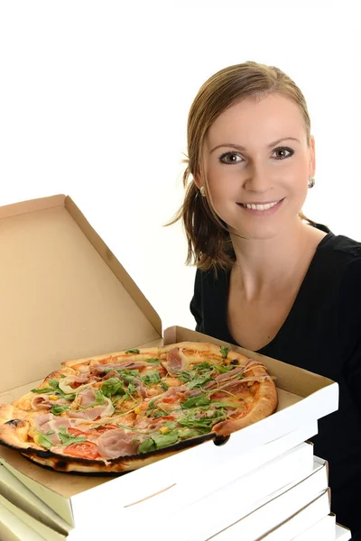 Portret van een jonge vrouw een pizza eten op een witte achtergrond — Stockfoto