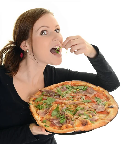 Porträtt av en ung kvinna äta en pizza över en vit bakgrund — Stockfoto