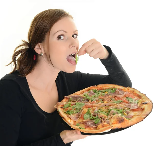 Portréja egy fiatal nő, egy pizzát eszik mint egy fehér háttér — Stock Fotó