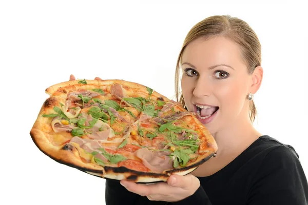 Porträtt av en ung kvinna äta en pizza över en vit bakgrund — Stockfoto