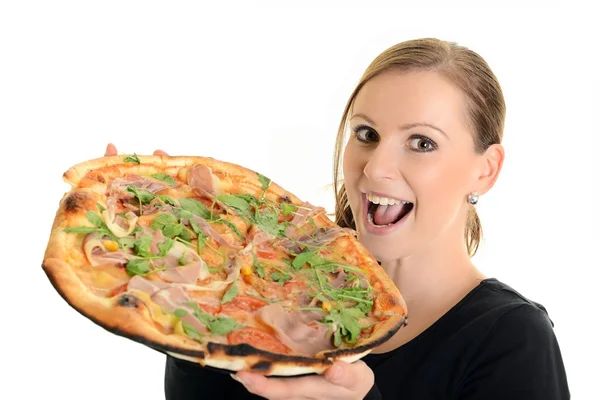 Porträt einer jungen Frau, die vor weißem Hintergrund eine Pizza isst — Stockfoto