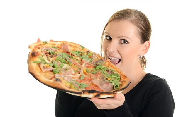 Porträtt av en ung kvinna äta en pizza över en vit bakgrund — Stockfoto