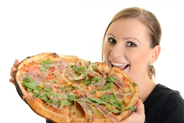 Porträt einer jungen Frau, die vor weißem Hintergrund eine Pizza isst — Stockfoto