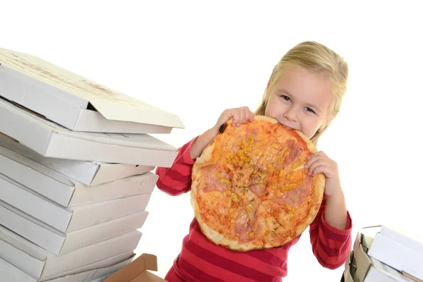Malá holka jíst pizzu — Stock fotografie