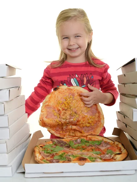 Liten flicka som äter pizza — Stockfoto