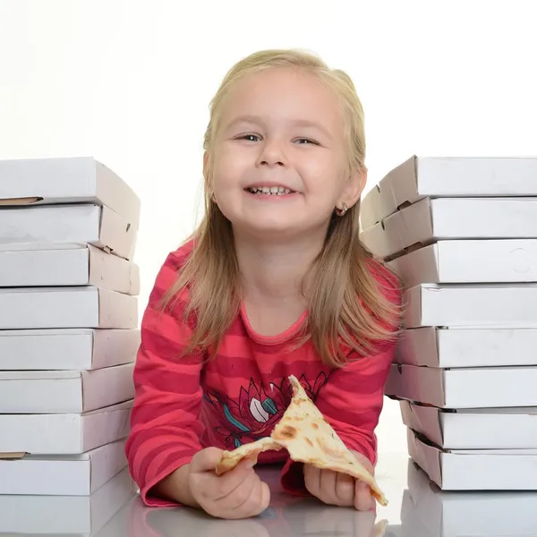 Felice bambina mangiare pizza - sfondo bianco — Foto Stock