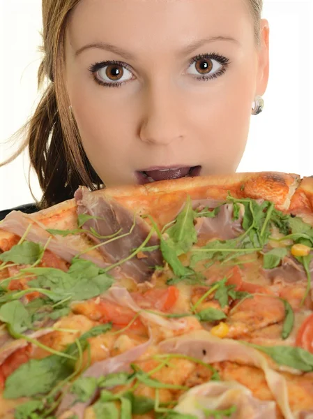 Ritratto di una giovane donna che mangia una pizza su uno sfondo bianco Foto Stock