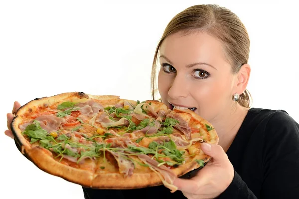 Portret van een jonge vrouw een pizza eten op een witte achtergrond Rechtenvrije Stockfoto's