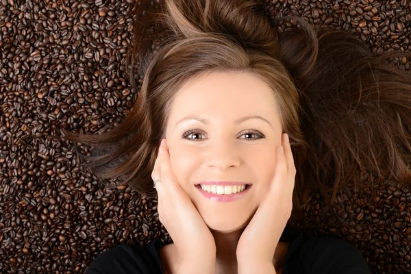 Kaffee. schönes Mädchen im Kaffee — Stockfoto
