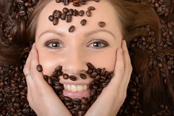 Kaffe. vacker flicka i kaffe — Stockfoto