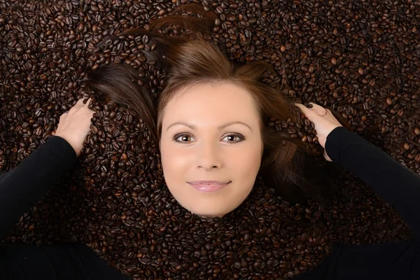 Caffè. Bella ragazza nel caffè — Foto Stock